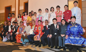 民族衣装などを着て記念写真に納まる外国人の新入社員ら＝愛知県豊橋市で