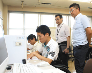 実習に臨む生徒たちを見守る河合さん（右端）と伊藤さん（右から２人目）＝名古屋市港区の港特別支援学校で