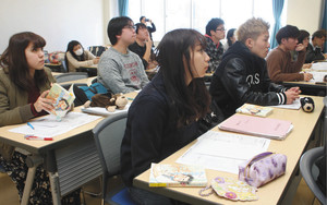 「ヘルプマン！」２巻を見ながら講義を受ける学生たち＝埼玉県朝霞市の東洋大朝霞キャンパスで