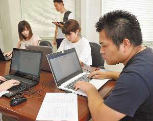 ＰＣ操作/技術を競う従業員＝いずれも愛知県蒲郡市のミスコンシャスで