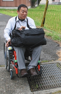 路上の側溝に気を付け通勤する辻直哉さん＝愛知県美浜町で