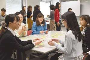 グループワークで長所を伝える参加者たち＝大垣市のソフトピアジャパンで