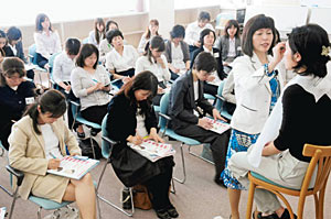 再就職支援セミナーのメーク講座を受ける主婦たち＝２日、富山市のサンフォルテで
