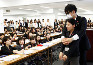 女性新入社員に対して行われた防犯講習＝６月、東京都千代田区の第一生命保険で