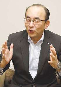 働き方の改革など構想を語るユニーの佐古則男社長＝愛知県稲沢市で