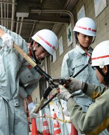 作業を体験する村川大地君（左）＝一宮市浜町の中部電力一宮営業所で