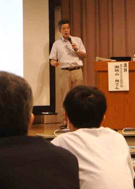 講演する瀬地山さん＝四日市市の四日市商工会議所で