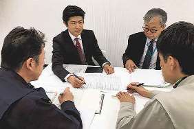 副業先の建設コンサルタント会社で打ち合わせするカゴメの谷口さん（左から２人目）＝仙台市で（カゴメ提供）