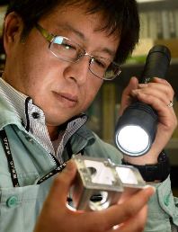 製品の不具合を確認する加藤雅章主任研究員＝名古屋市熱田区の市工業研究所で