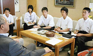 川崎議長（左）に質問する職場体験の中学生５人＝小松市役所で