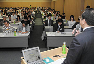 就職支援会社担当者の話を熱心に聞く保護者たち＝富山国際会議場で