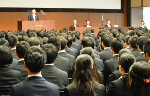 三井住友銀行の内定式で国部毅頭取のあいさつを聞く学生ら＝１日、東京・丸の内で