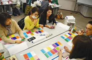 カラーセラピーなどを使い、うつ病について学ぶ講座の参加者たち＝名古屋市中区で