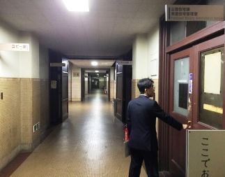 ノー残業デーで人けのなくなった県庁内で、誰も残業していないか確認するための見回りをする担当職員