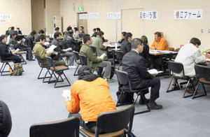 大勢が詰めかけた相談会場＝大津市松本で