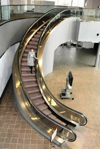 曲線軌道を描くスパイラルエスカレーター＝いずれも愛知県稲沢市の三菱電機稲沢製作所で