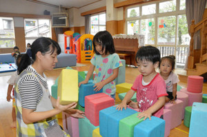 休日保育で登園し、元気に遊ぶ子どもたち＝富山市町村のわかくさ保育園で