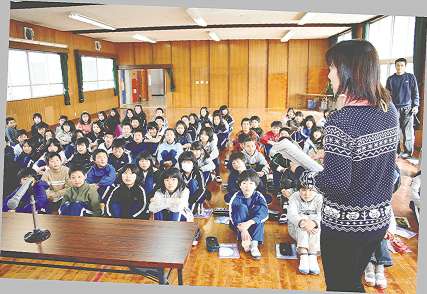 川合美香教諭の話を聞く５年生児童たち＝新城市新城小学校で