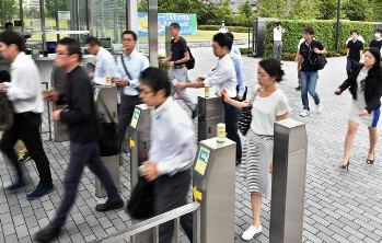 デンソーは朝型朝型勤務のため早朝から出勤するデンソーの社員＝１７日午前７時１３分、愛知県刈谷市で