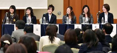 女性活躍推進フォーラムで、建設業について話すパネリストたち＝名古屋市東区のメルパルクＮＡＧＯＹＡで