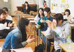「全員合格」を知らされ、手をたたいて喜ぶ３年生たち＝西区児玉の市立西陵高で