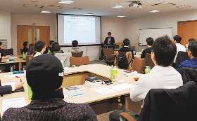 デジタル化に力を入れ始めた２０１８年の社内学習会＝名古屋市東区で（西川コミュニケーションズ提供）