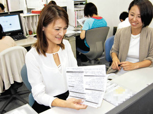 １２年のブランクを経て、３月に再就職した新保友理佳さん（左）と社長の高山亜衣子さん＝名古屋市中区で