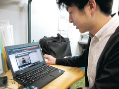 地域労組おおさか青年部は動画による労働相談などユニークな活動に取り組んでいる。長時間労働に悩む若者も多く訪れる＝大阪市で