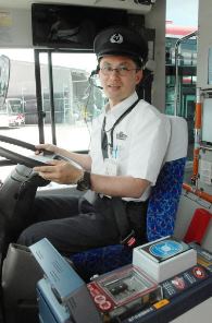 乗客へ掛けるひと声に心を砕く吉井秀雄さん＝愛知県長久手市で