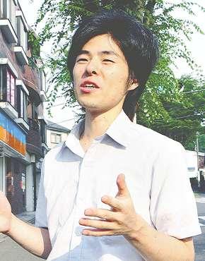 「慢性的な人手不足で、１年ちょっとで６回も勤務店が変わった」と話すＳＨＯＰ９９の元店長、清水文美さん＝東京都八王子市で