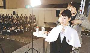 合同企業説明会の会場で開催された「就活メーク」講座＝港区のポートメッセなごやで