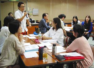 それぞれが抱える課題についてグループで話し合った結果を発表する受講生＝津市で