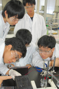熱心に鉛蓄電池を作る生徒たち＝名古屋工業大で