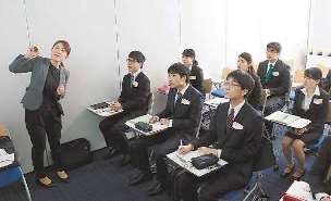 企業の人事担当者（左）の説明を聞く学生たち＝名古屋市千種区の愛知工業大で