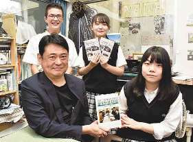 過労自殺を取材してきた放送部の活動を本にまとめた宮城さん（手前左）＝中村区の同朋高で