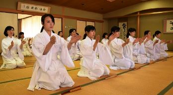 勉強会に集まり神事の作法などを学ぶ女性神職＝愛知県岡崎市内の六所神社で