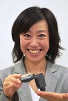 育休中も特許出願の勉強を続け、量産化に貢献できたという思い出のセンサー部品を手にする寺本年世さん