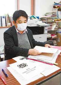 新型コロナウイルス感染症の労災申請について説明する成田博厚さん＝名古屋市昭和区で
