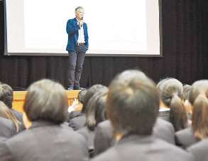 ３２０人の１年生に講演するオーエスジーの大沢常務執行役員＝豊橋市の時習館高で