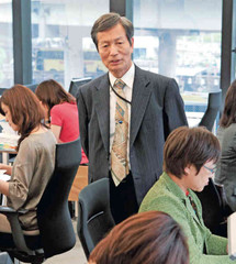 相談員を見守るセーフティネットの山崎敦さん＝東京都千代田区で