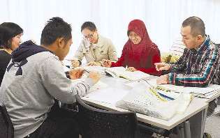 日本語教室で学ぶ外国人ら＝愛知県刈谷市の市民交流センターで