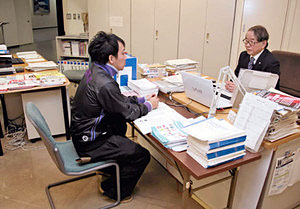オープンフロアの就職指導室で学生と面談する吉田室長（右）＝金沢市の北陸大で