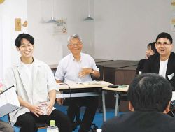 リンクサポートで行われた企業交流会で、今の仕事について語る男性利用者（左）＝中区で