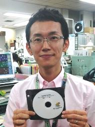 道路などの補修業務をＰＲする曲を作った和田勉さん＝市役所で