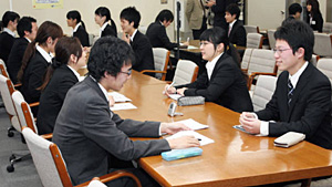 ３年生（右側）を対象に開かれた模擬面接＝富山大五福キャンパスで