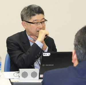食道発声法を使って、社員に闘病体験を語る村本高史さん＝東京都渋谷区のサッポロビールで
