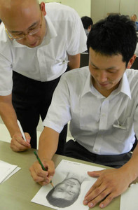 立体感のある絵の書き方を学ぶ参加者（右）＝県警本部で
