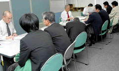 助成金の申請を求める企業担当者が殺到している愛知労働局＝名古屋市中区で