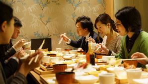 昼間に開かれたマクロミルの社内懇親会＝東京都港区で（同社提供）