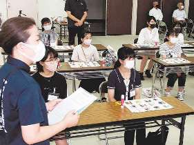 ブライダルプランナーの仕事を知るため、結婚披露宴の動画を見る生徒たち＝郡上市大和町で